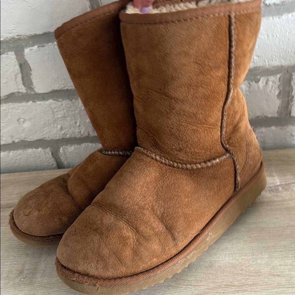 Ugg Tan Suede Boots Kids 4 (ALSO FITS WOMENS 6)